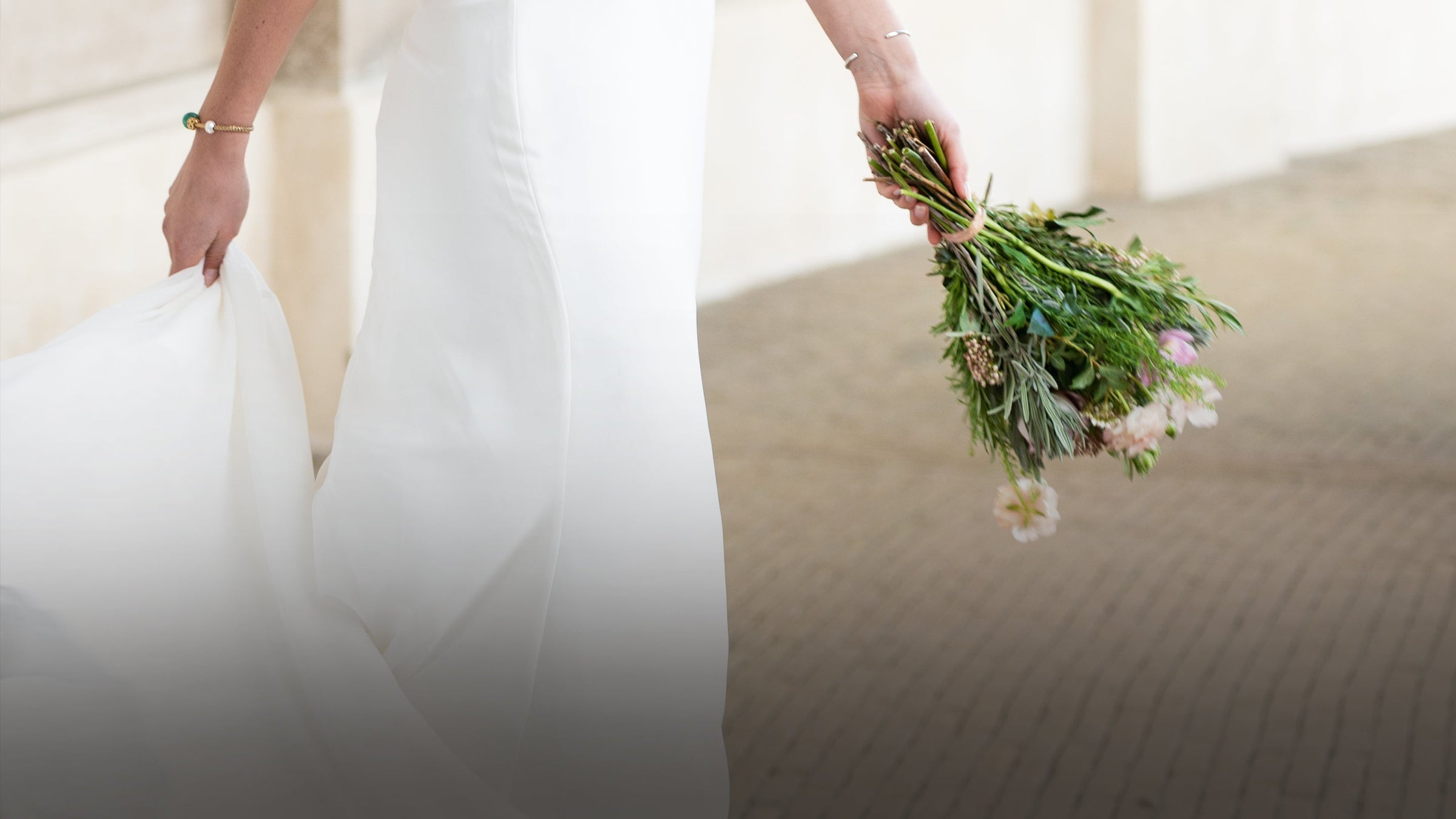 Bride with flowers and Trollbeads jewelry